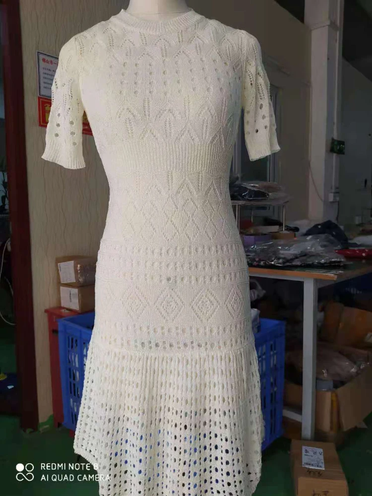 Элегантное ажурное женское трикотажное платье с коротким рукавом и высокой