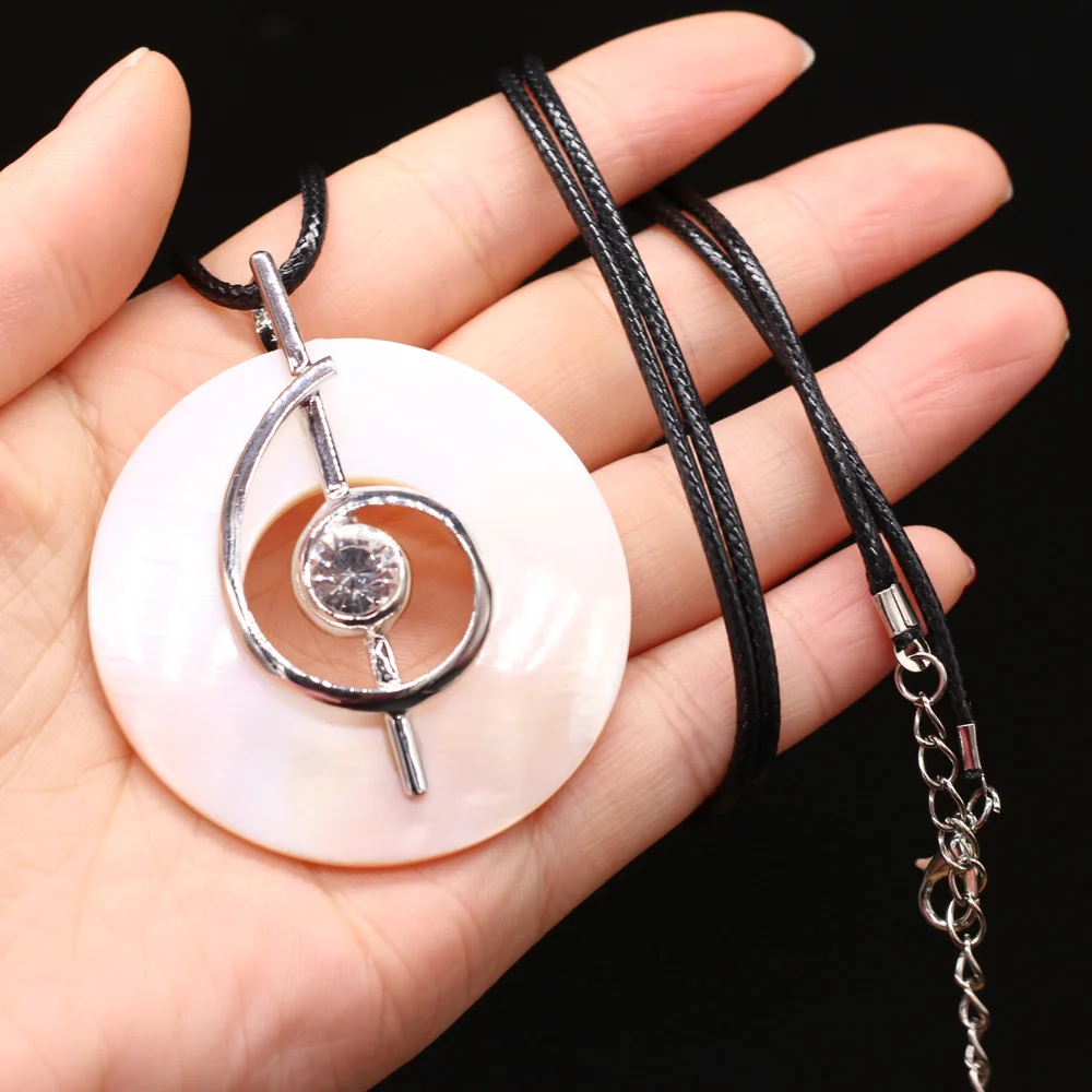 

Exquisite Musical Note Shell Pendant Necklace White Shell Black Shell Necklace for Jewelry Gift Length 55+5cm Size 50x50mm