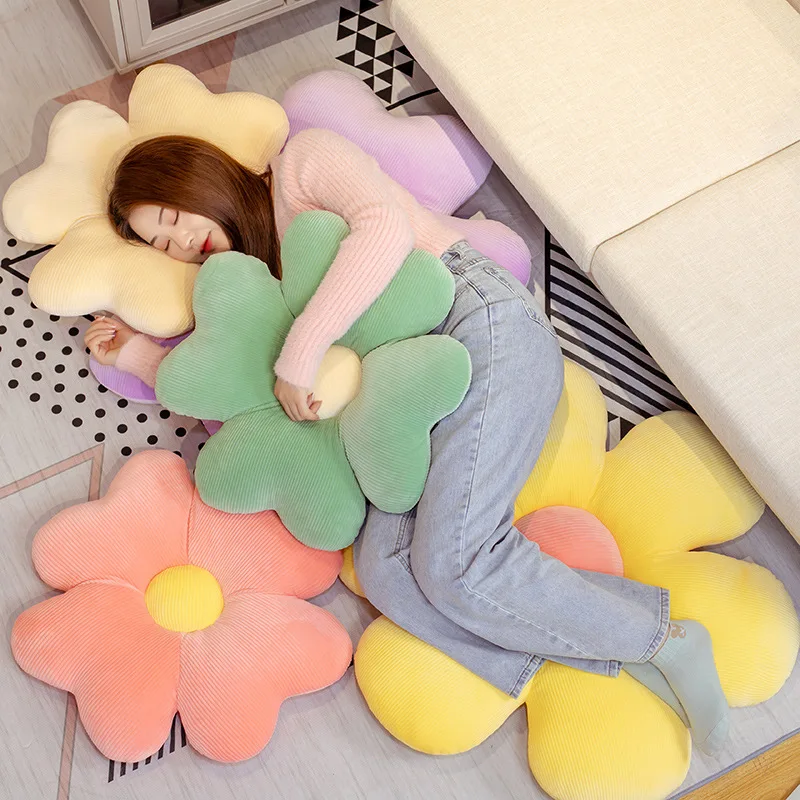 

Мягкая подушка с шестью лепестками цветов для девичьего декора