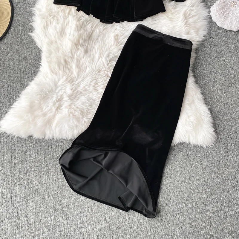

Autumn Winter Women Black Velvet Two Piece Set Vintage V-Neck Lace Short Tops + High Waist Bodycon Skirt Female Party Suit New