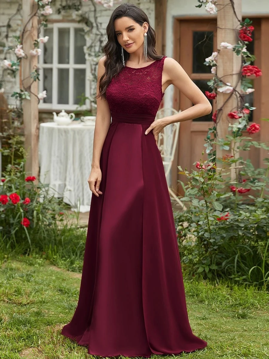 

Женская кружевная юбка с круглым вырезом и завышенной талией