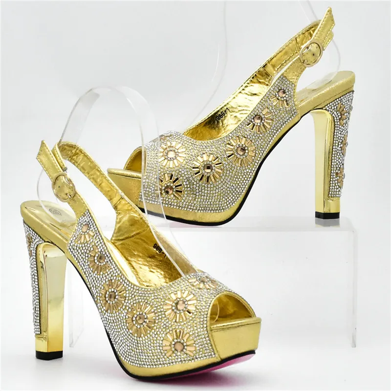 Набор из туфель и сумок в африканском стиле украшенных итальянской обувью стразы