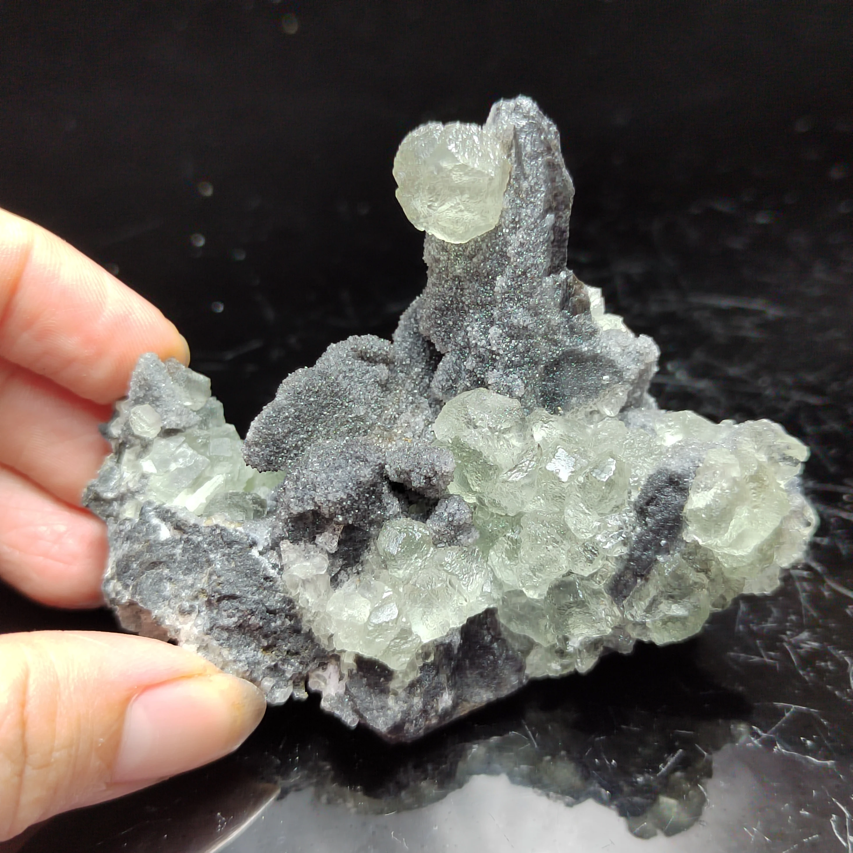 

31.2-139.8gNatural light green fluorescent crystal home decoration mineral specimen aura meditation round pulse Teaching
