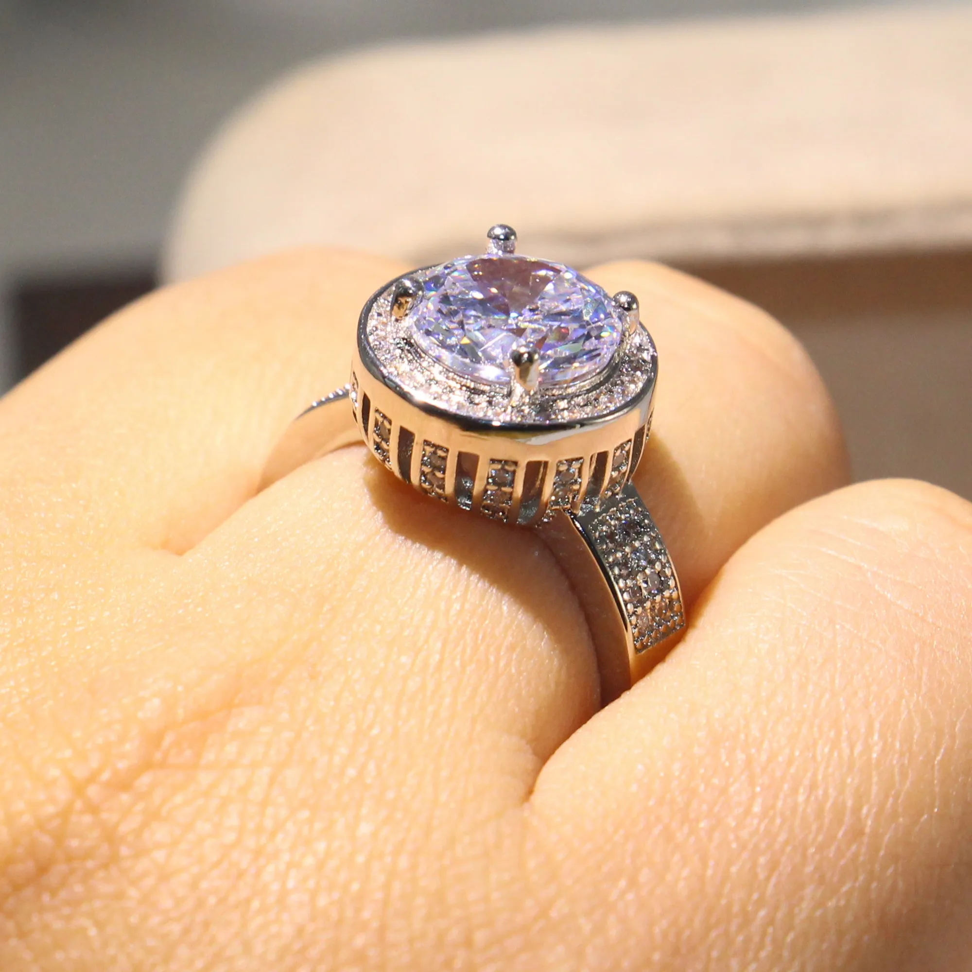 Женское кольцо из серебра 925 пробы с фианитами круглой огранки размеры 5-10 |