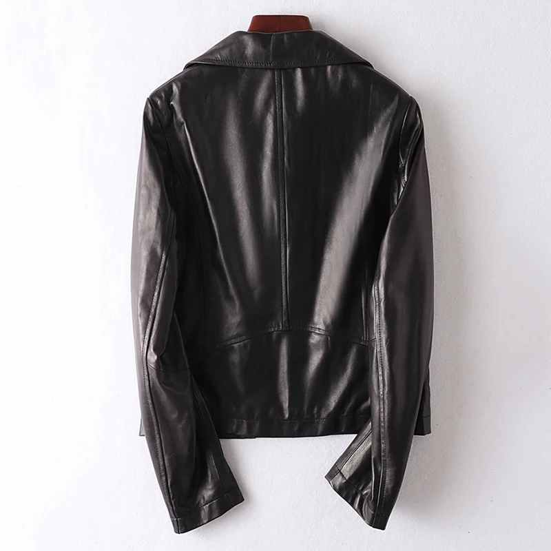 Женская короткая приталенная куртка Черная байкерская из натуральной кожи