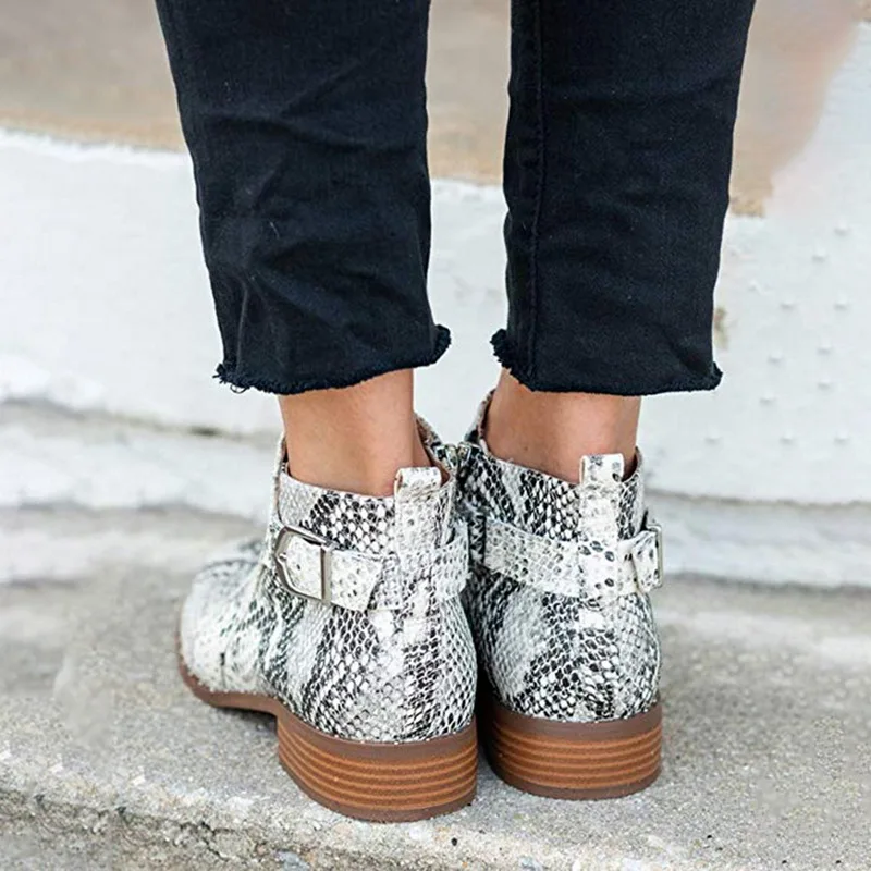 Женские ботинки с леопардовым принтом на молнии острым носком из змеиной кожи