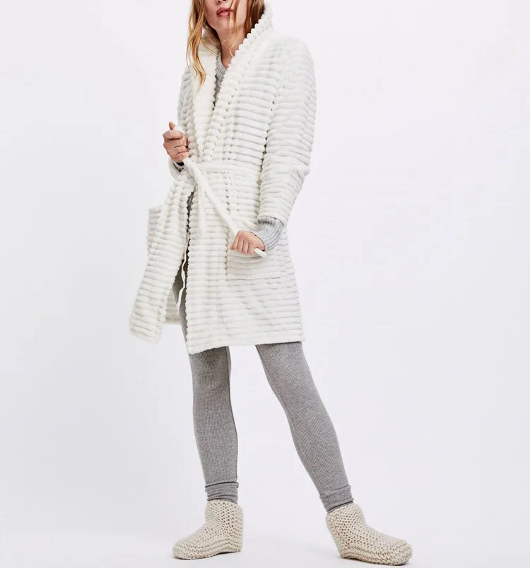 Зимняя женская одежда для сна белые полосатые фланелевые халаты утепленная