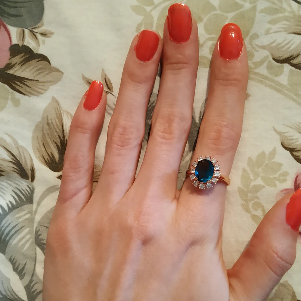 Обручальные кольца с голубым кристаллом инкрустированные кубическим цирконием