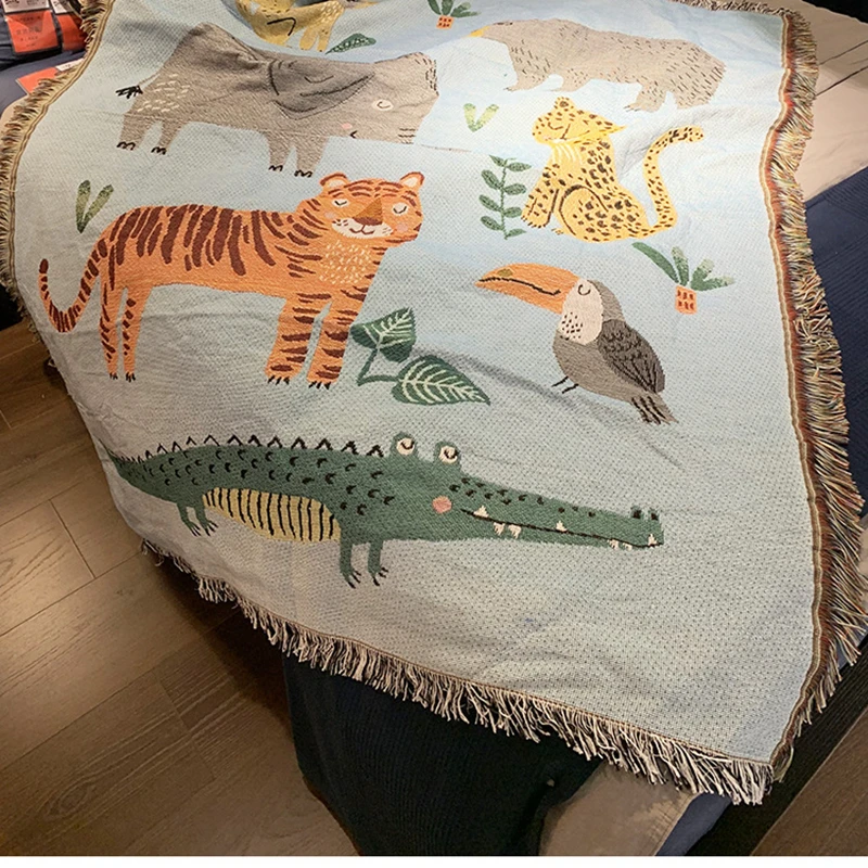 

Small animals in the forest decorate soft and comfortable fabrics for hanging decorative sofa blankets