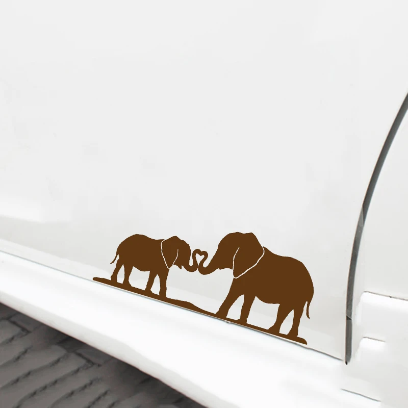 Стильный автомобиль слон мама ребенок нос свернутый вместе семейный дом сердце