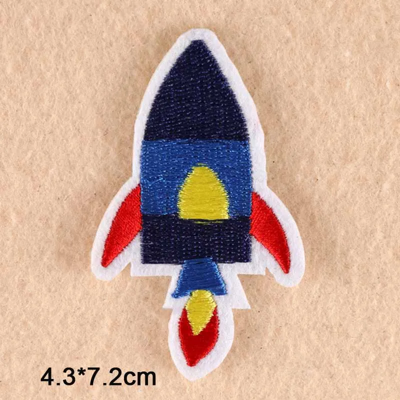 Наклейка на одежду с вышивкой белого кота.