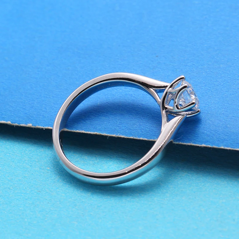 Пасьянс 0.5CT сердца стрелы бесцветные Charles Colvard Forever One Moissanite обручальное кольцо 18K