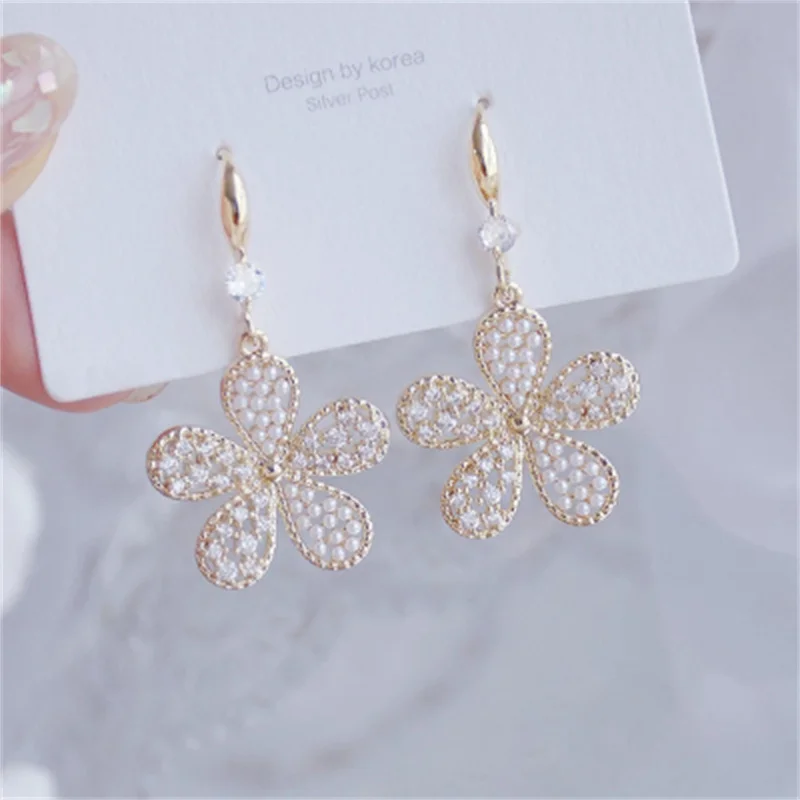 

Korean Fashion Flower Earrings for Women Micro Inlaid Zircon Pearl Stud Earring Wedding Engagement Bridal Jewelry Wholesale