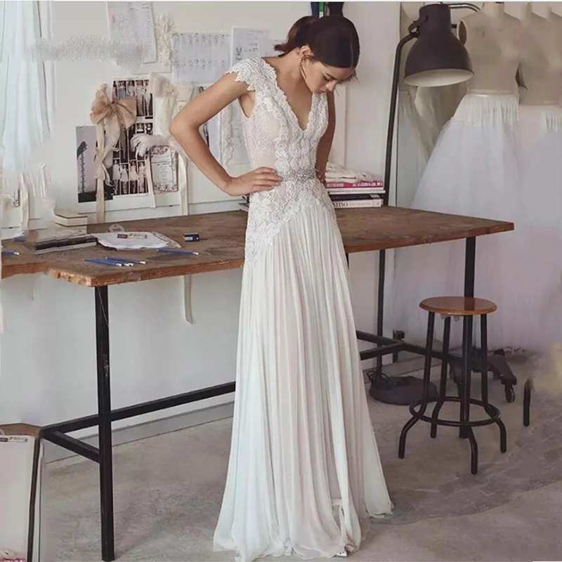 Белое свадебное платье с глубоким v образным вырезом открытой спиной без рукавов