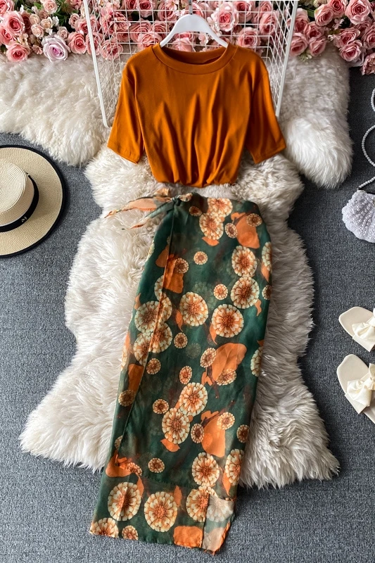 

2021 New Print Suit Women Simple All-match T-shirt + High Waist Chic Button Irregular Split Lace Up Skrit Two Piece Set