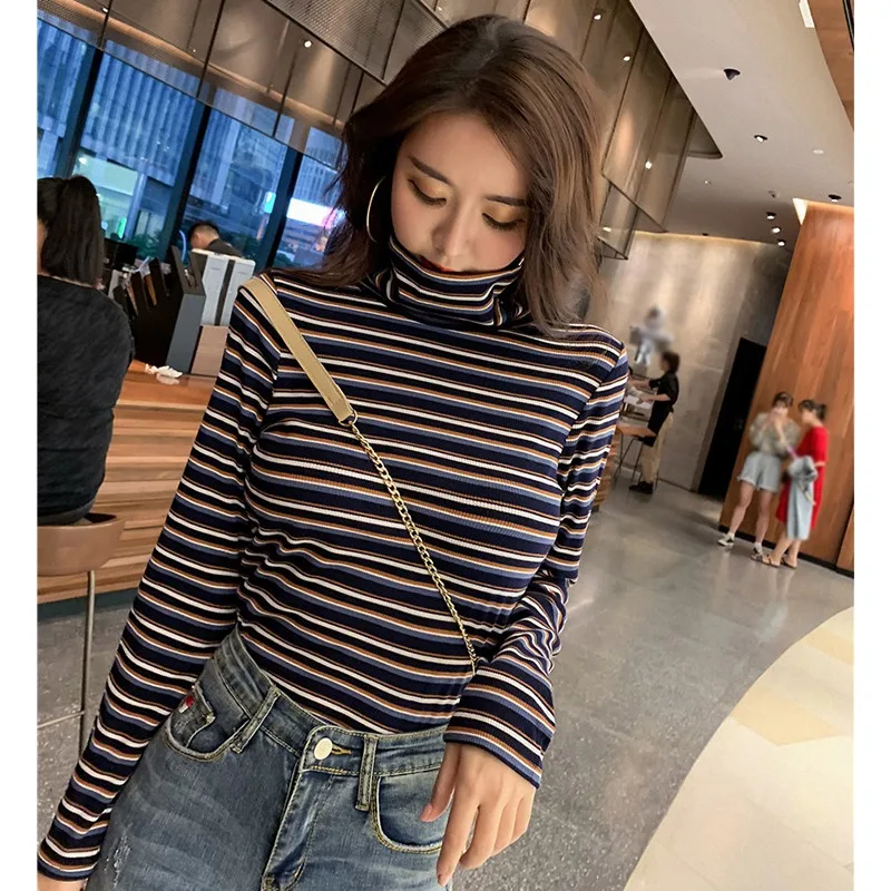 Женская футболка с высоким воротником полосатым принтом контрастных цветов