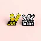 Эмалированная булавка NEVER TOO OLD TO ROCK, брошь в стиле рок-н-ролл, брошь Симпсона на рубашку, на лацкан, смешной значок, мультяшная бижутерия, подарок для друзей