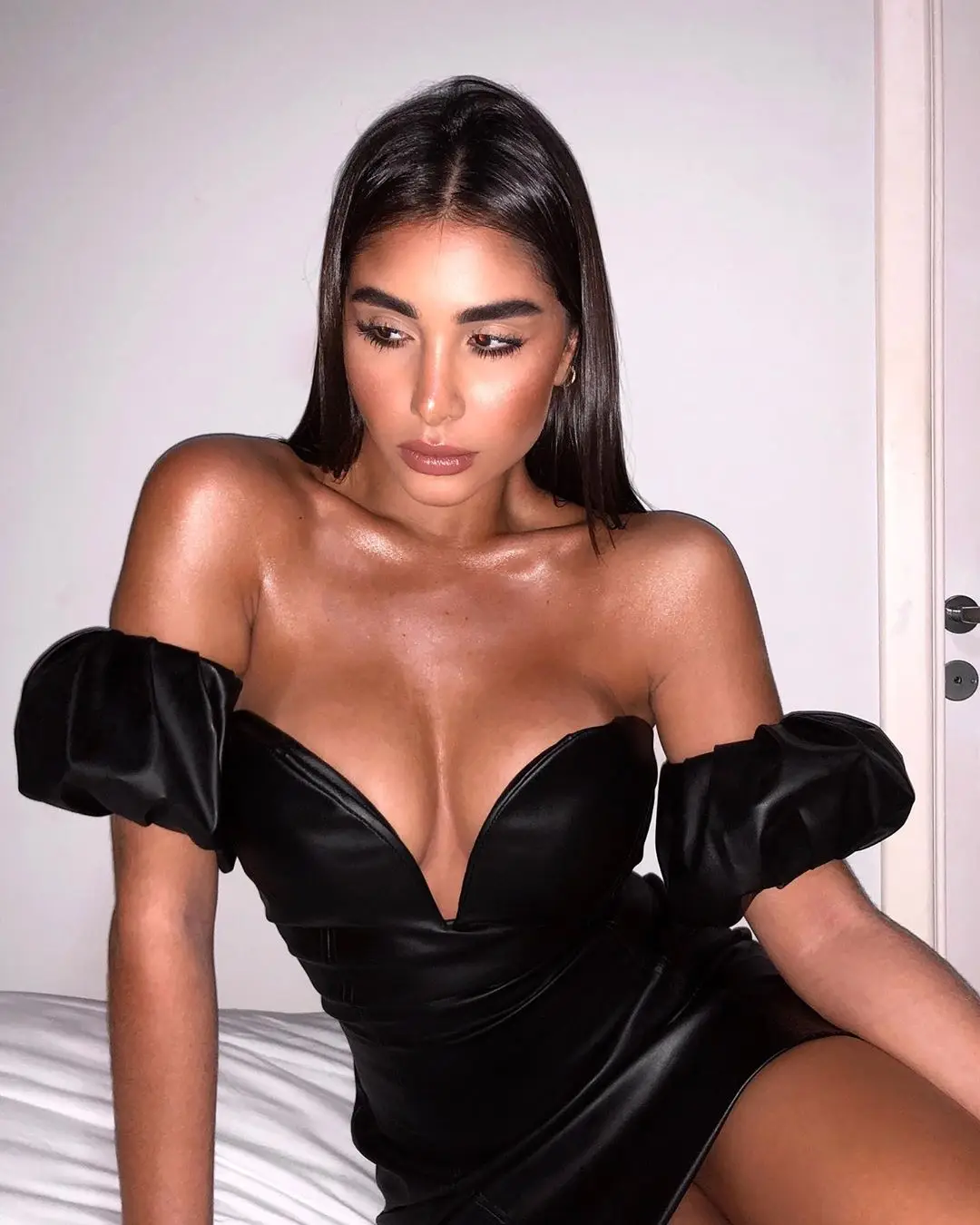 Женское элегантное черное облегающее платье без бретелек вечернее праздничное