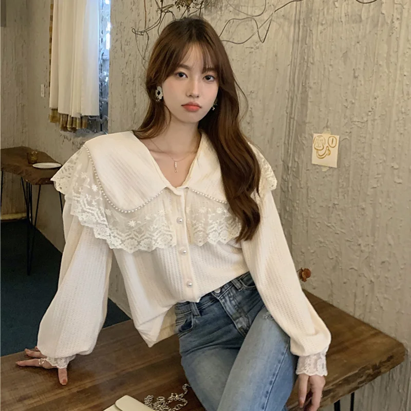 

Осенняя Корейская рубашка 2021 Новинка свободный длинный рукав кукольный воротник прошитая кружевная жемчужная топ с отворотом женская мода