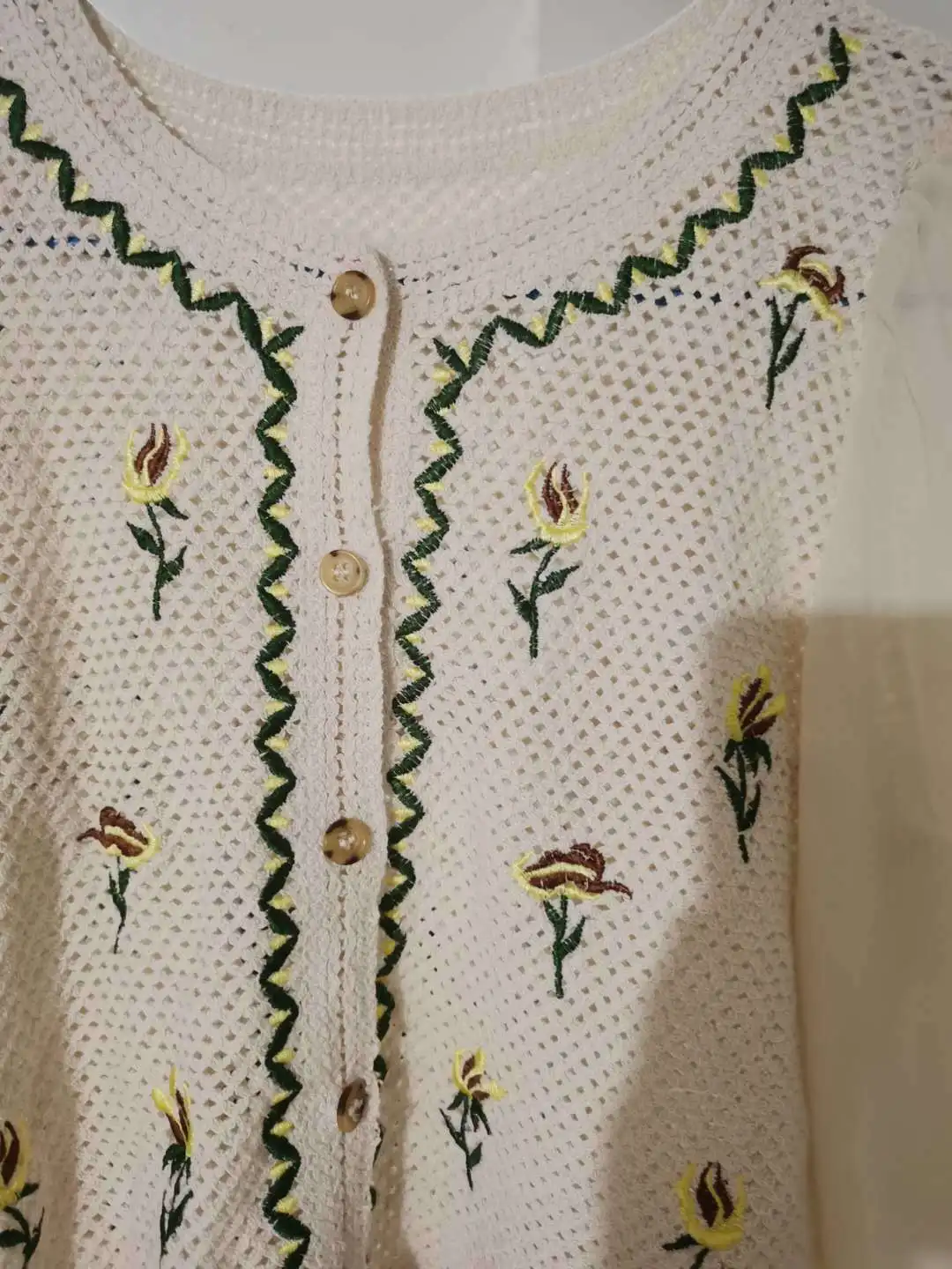 

Chiffon shirt female preppy style blouse spring 2021 new Korean embroidery stitching design sense short shirt female