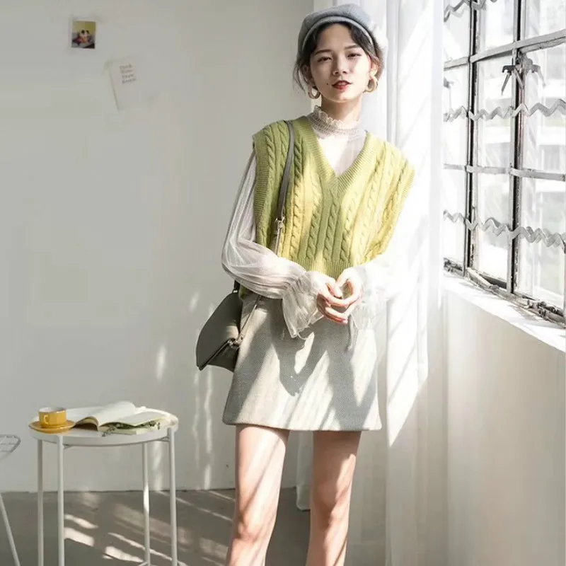 

College style sleeveless sweater vest vest vest women autumn 2020 short top V-Neck Sweater cropped sweater vest