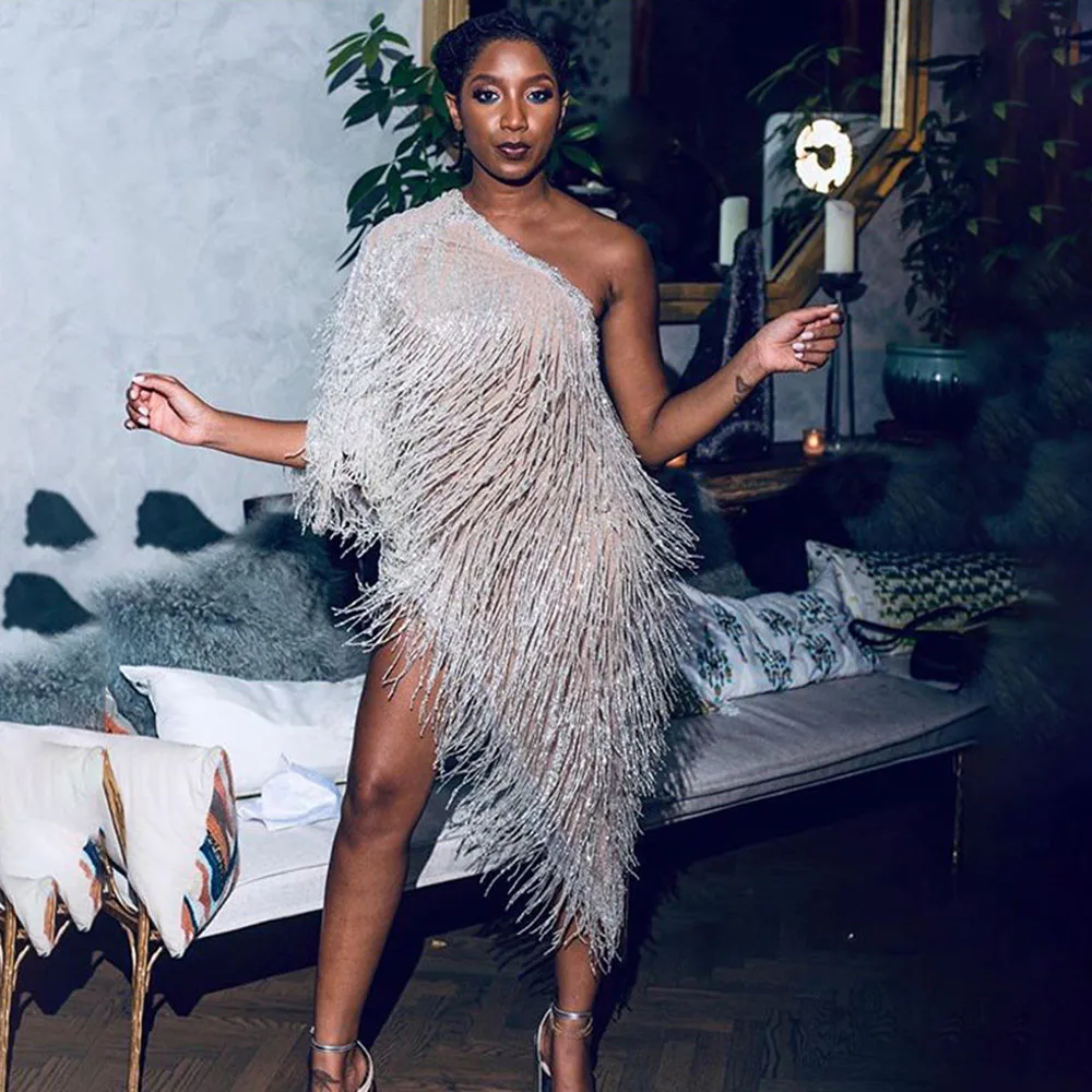 Женское вечернее платье с бахромой элегантное модельное одним открытым плечом
