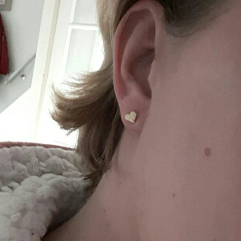 Hfarich модные маленькие серьги в форме сердца гвоздики для женщин из сплава