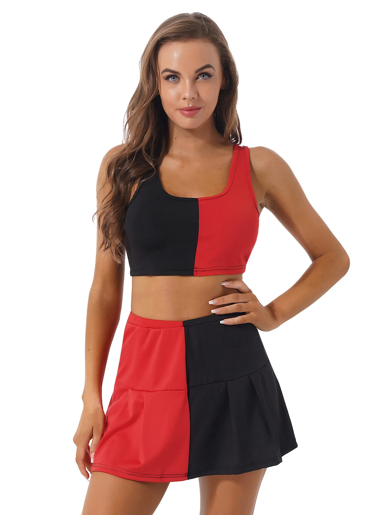 

Женский спортивный костюм-двойка с плиссированной юбкой