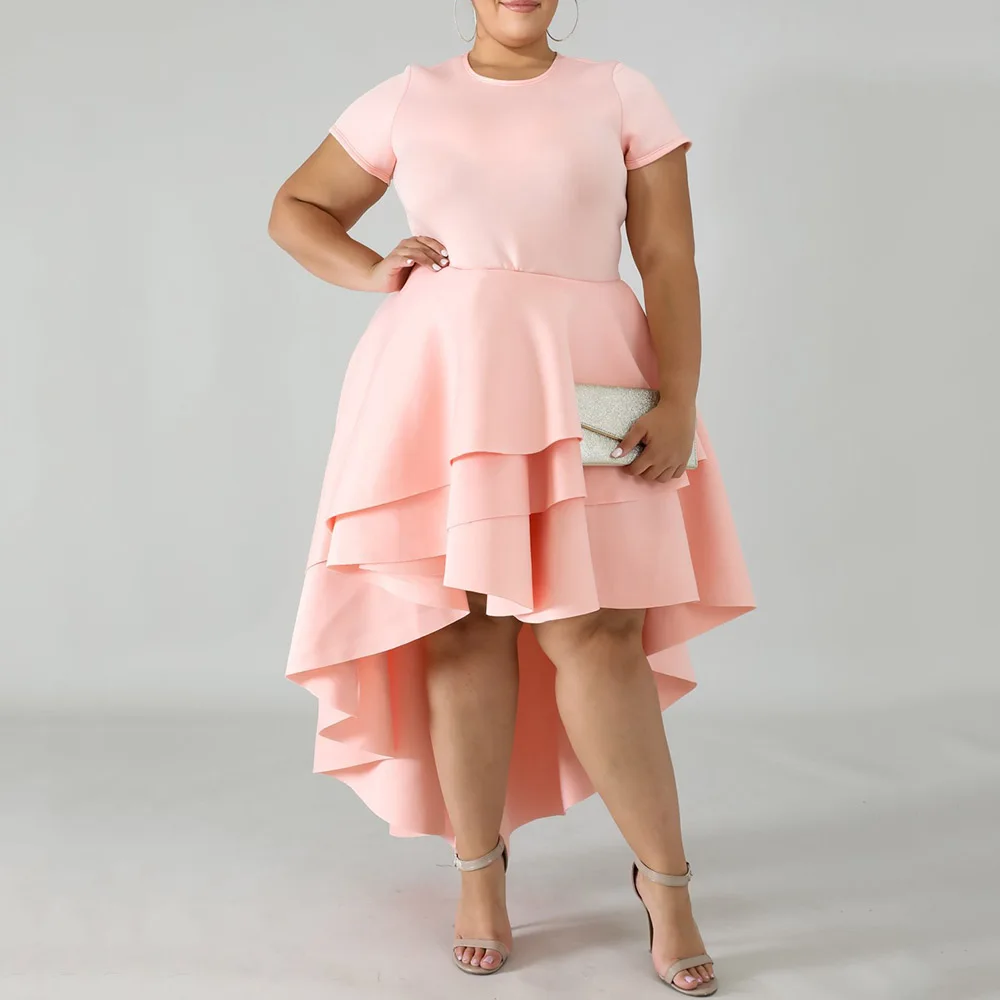 Женское платье большого размера розовое асимметричное с низким слоем оборками