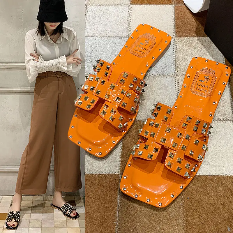 

Apanzu 2021 новые шлепанцы; Сезон лето; Обувь на плоской подошве Сандалии с заклепками; Модные Вьетнамки; Женские туфли на низком каблуке; Женские...