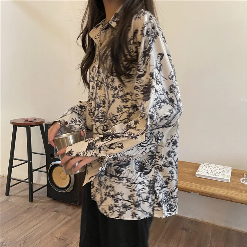 

Autumn/winter Real Shot Cost-effective Loose Black and White Sketch Graffiti Chiffon