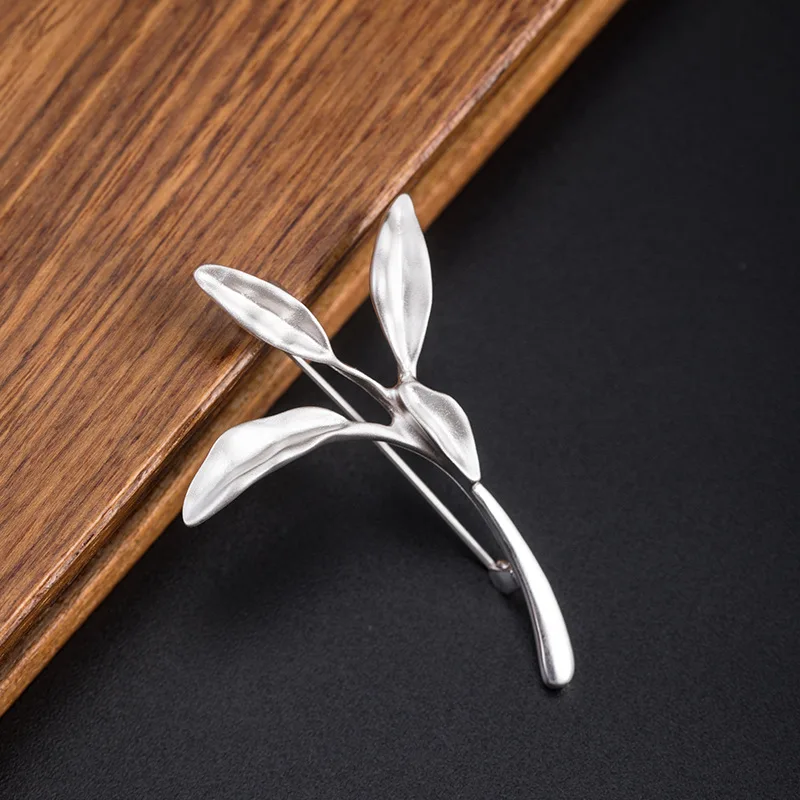 Брошь женская в форме ветки дерева из серебра 925 пробы 18 К