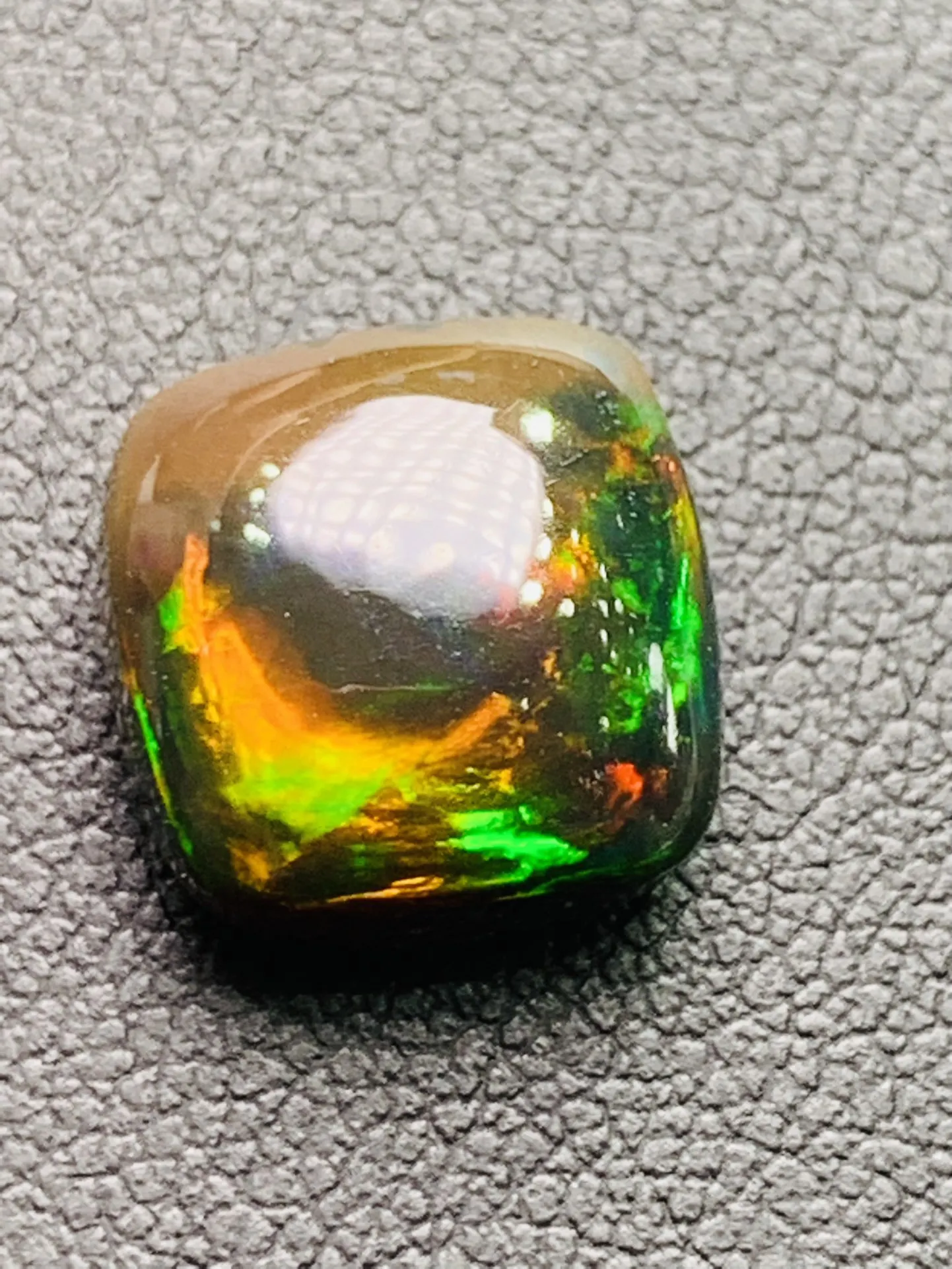 Pure natural opal 3-4 carats Can be inlaid with rings or pendants Colorful colors Round shape Bare stone accessories gem jewelry