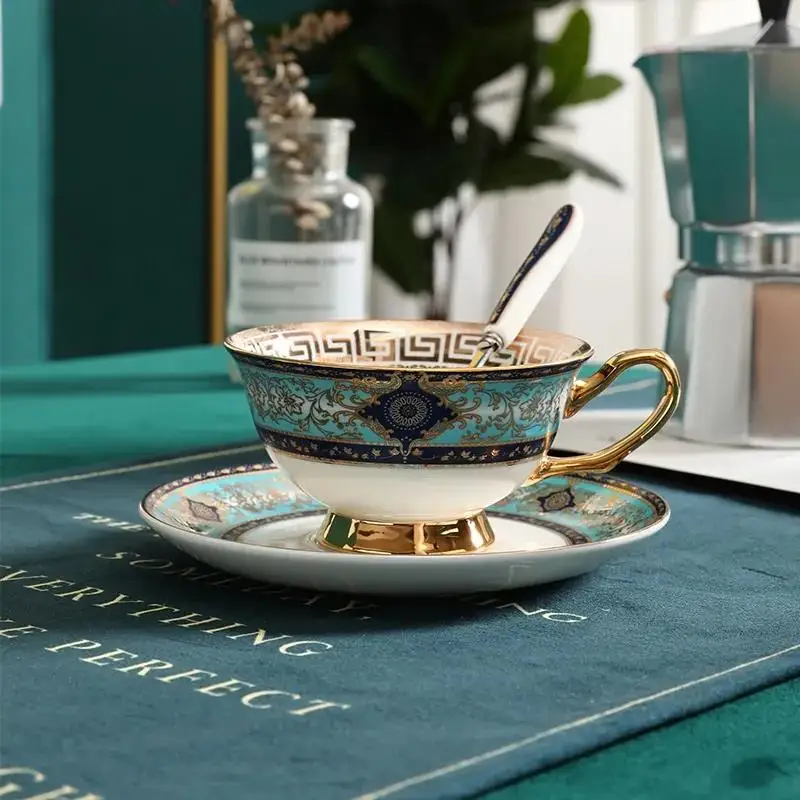 

Набор чашек с блюдцем и ложкой в европейском стиле, фарфоровая керамическая чашка для чая и кофе, семейная кухонная утварь для завтрака, выс...