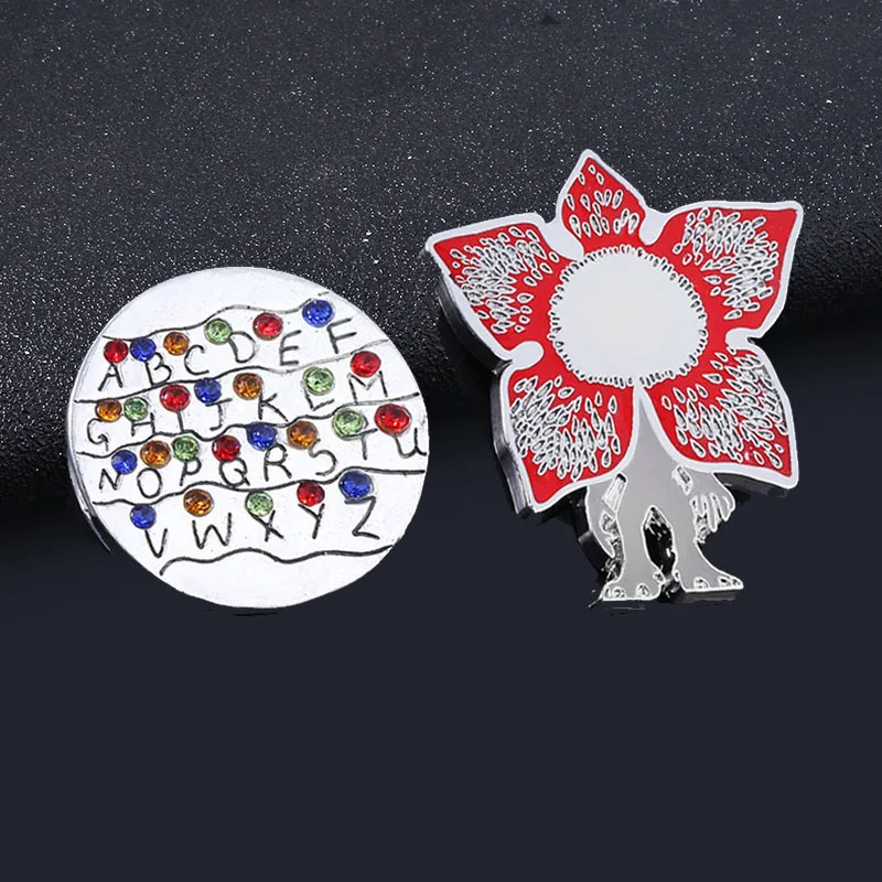 Броши в виде одиннадцати вафель с изображением странной вещи алфавит светлая