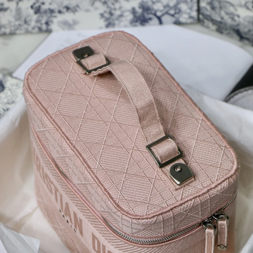 

2021 New Women's Portable Shoulder Bag With Unique Pattern Design Fashion Leisure Famous Brand And High Sales Volume