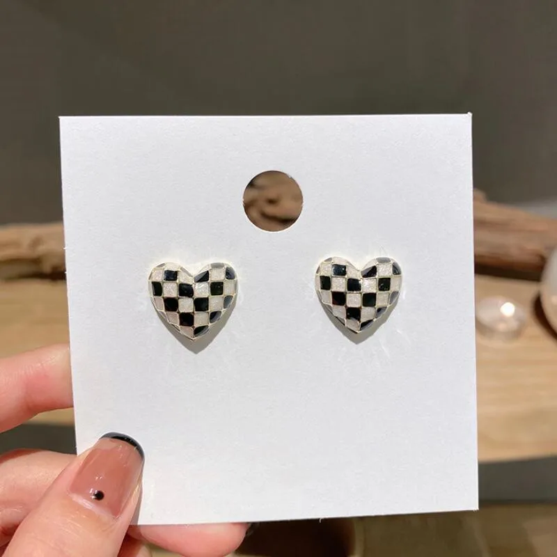 

New Korean Black White Grid Love Stud Earrings For Women Girls Fashion Party Jewelry Hot Cute Statement Heart Earrings Gifts