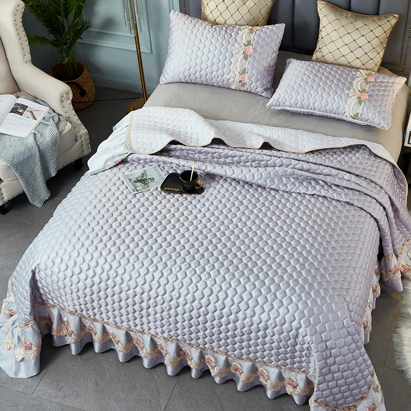 Серое розовое зеленое дышащее стеганое покрывало с кружевным принтом на кровать