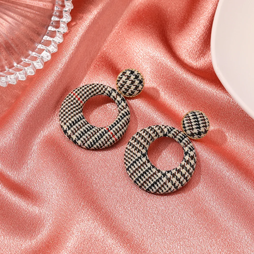 

Vintage Earrings Big Circle Plaid Stud Earrings For Women New Earing Jewelry Earring Autumn Winter Earings Kolczyki M182