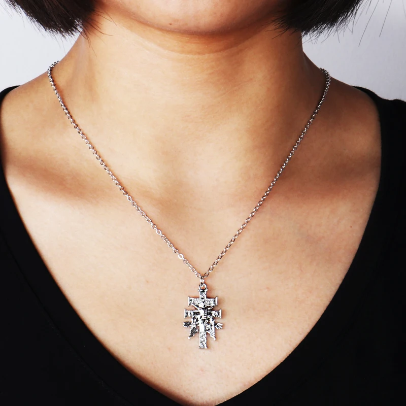 Простое стильное многослойное ювелирное изделие на цепочке до ключиц звёзды