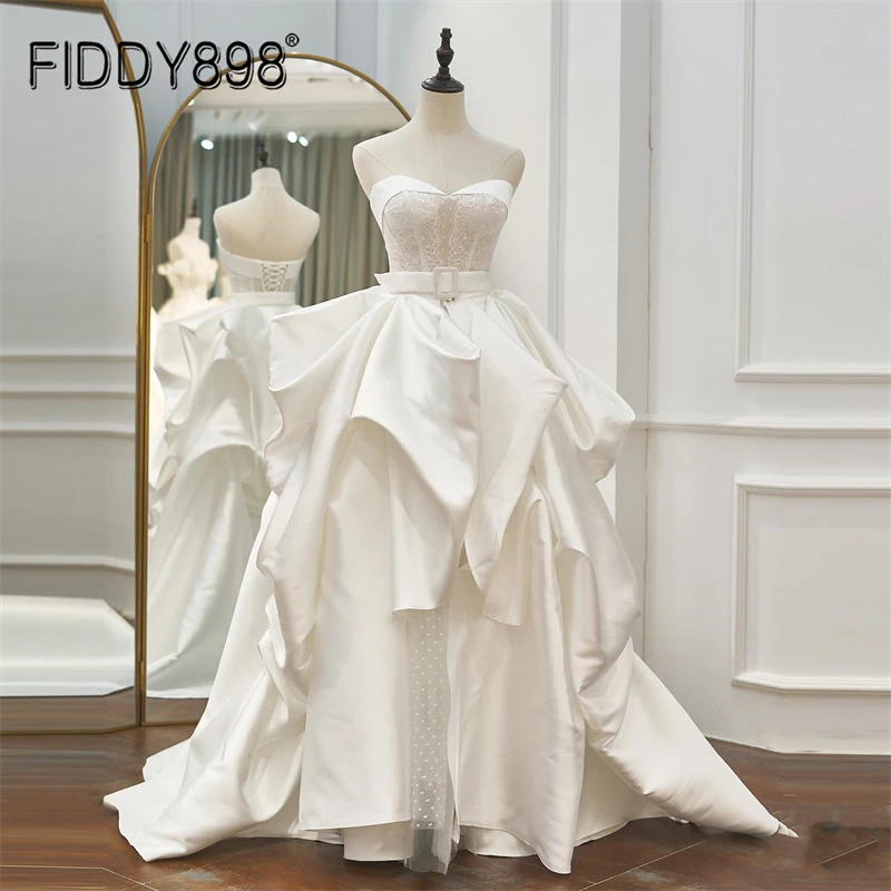 Свадебное платье с открытой спиной и шлейфом без бретелек