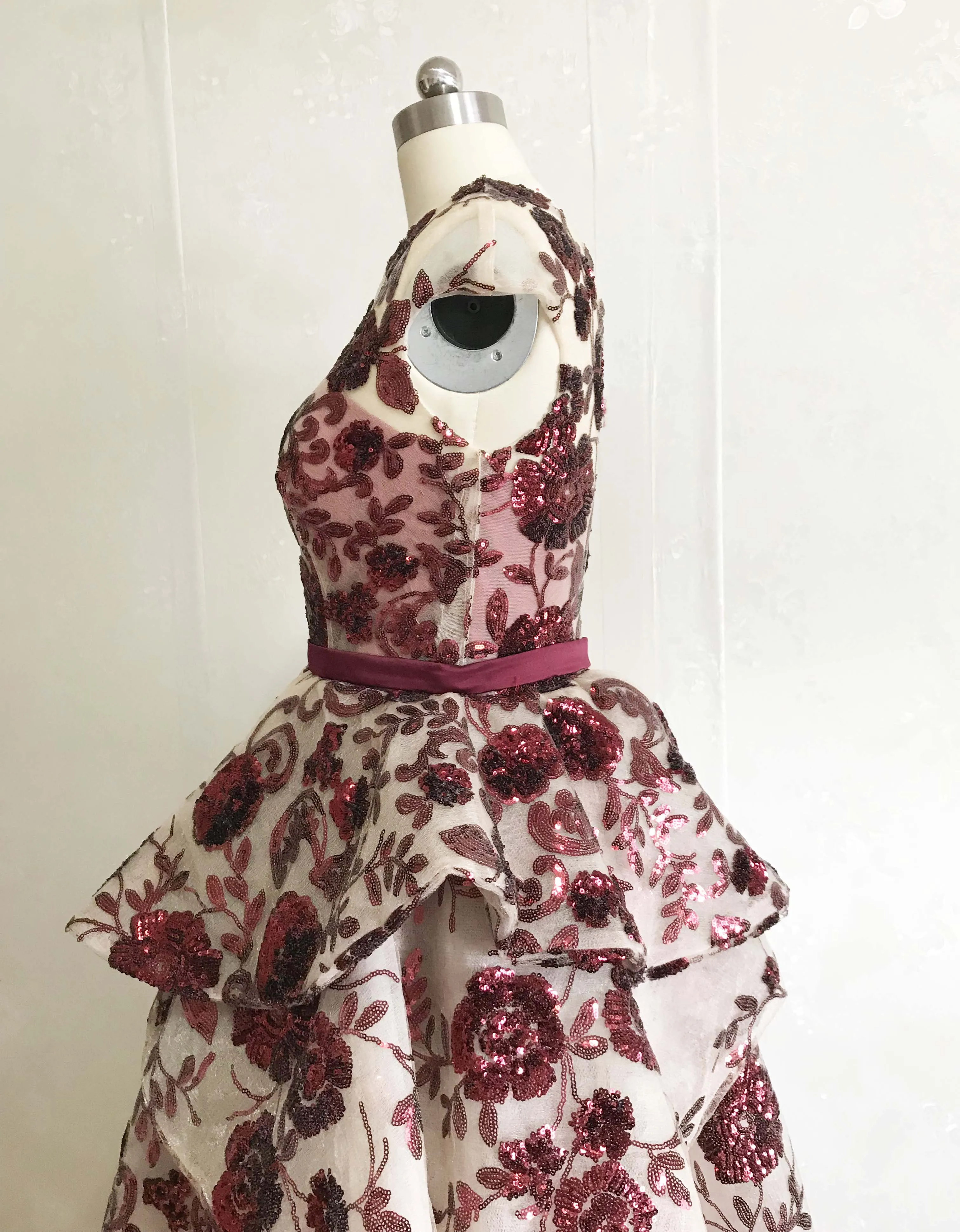 Новое поступление бордовые кружевные платья с V-образным вырезом и коротким