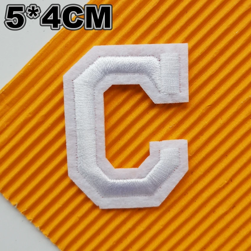 Компьютерной вышивки нашитая буква с вышитыми белыми Алфавит значки надписями в