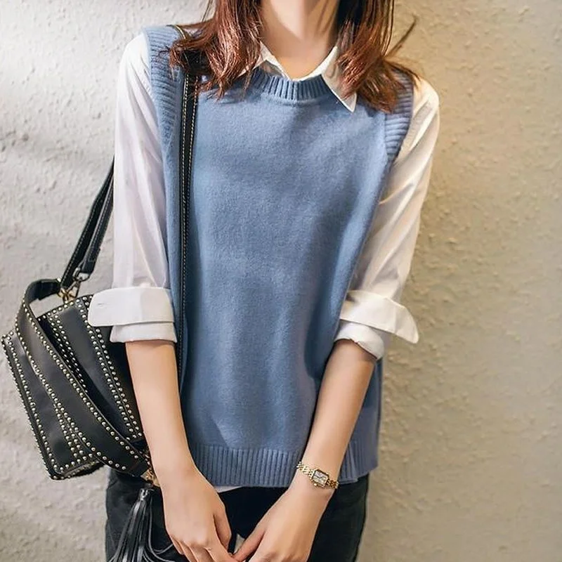 Женский трикотажный жилет без рукавов с круглым вырезом и боковыми пуговицами -