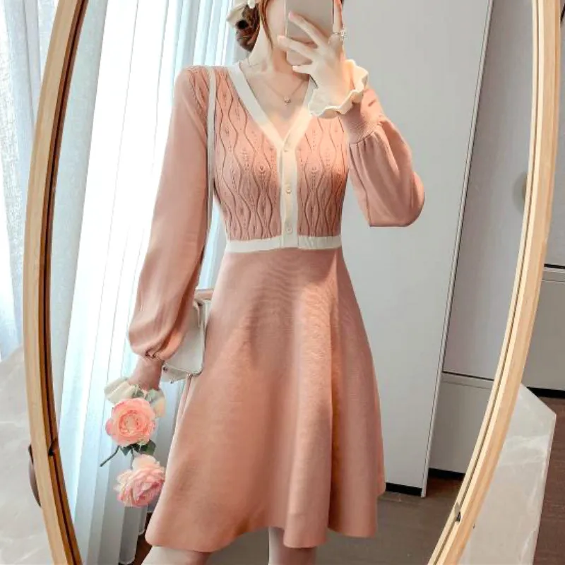 

Женское трикотажное платье-свитер на пуговицах, с V-образным вырезом