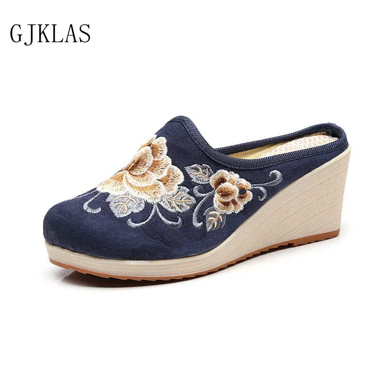 

Женские холщовые шлепанцы на танкетке с цветочной вышивкой, элегантные женские повседневные летние хлопковые Туфли-мюли на танкетке с закрытым носком, тапочки на каблуке