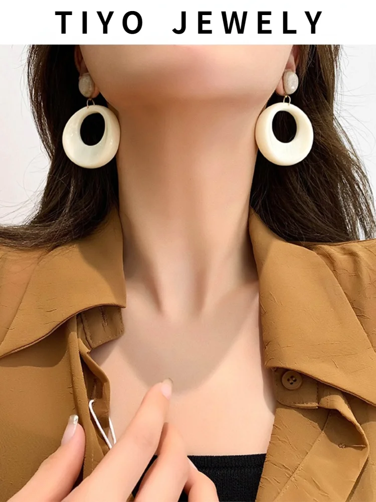

TIYO Women Jewelry White Brown Acrylic Earrings Popular Design Vintage Temperament Round Dangle Drop Earrings For Women Gifts