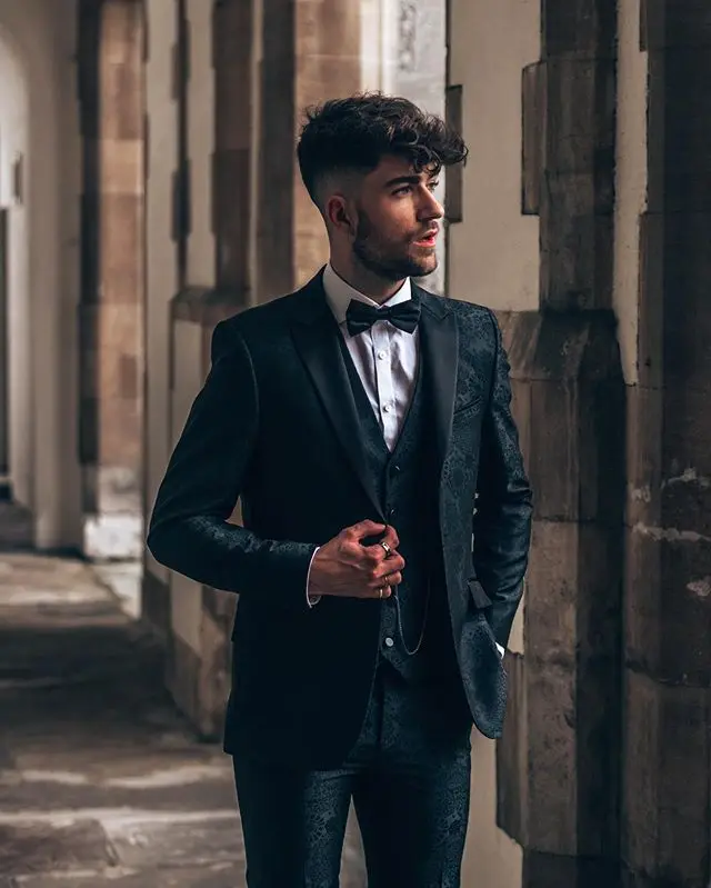 Мужской классический костюм из трех предметов с черным принтом приталенный