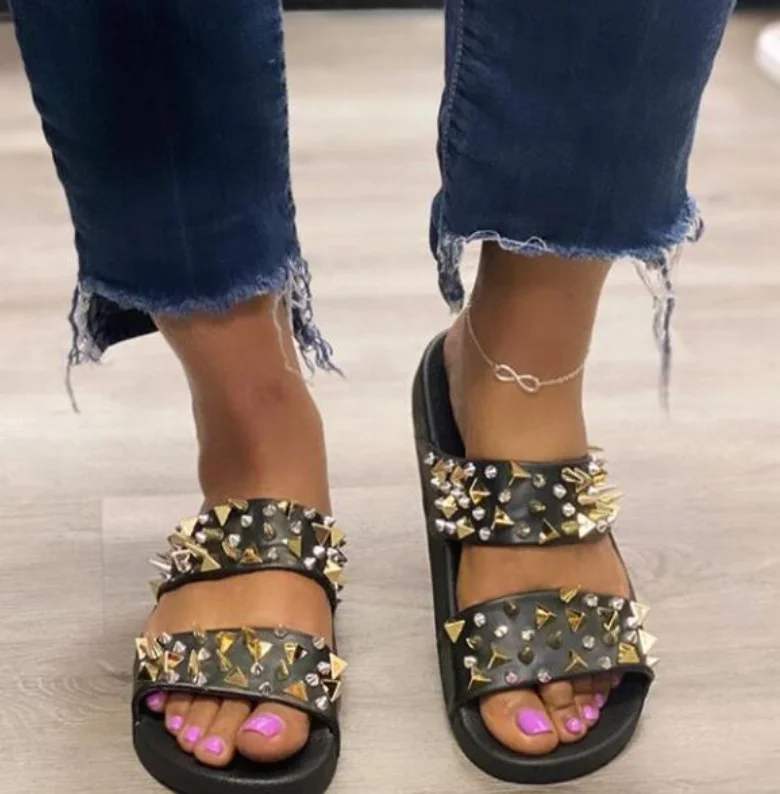 Женские двухслойные сандалии на плоской подошве с заклепками Сезон весна лето