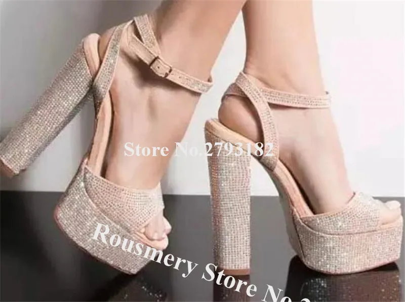 

Лидер продаж; Модные босоножки на высоком массивном каблуке с открытым носком в стиле пэчворк; Замшевые разноцветные босоножки на толстом высоком каблуке; Модельные туфли на каблуке